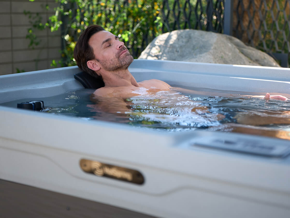 Hot Spring Ffc Mini Man Relaxing 4x3 1200x900